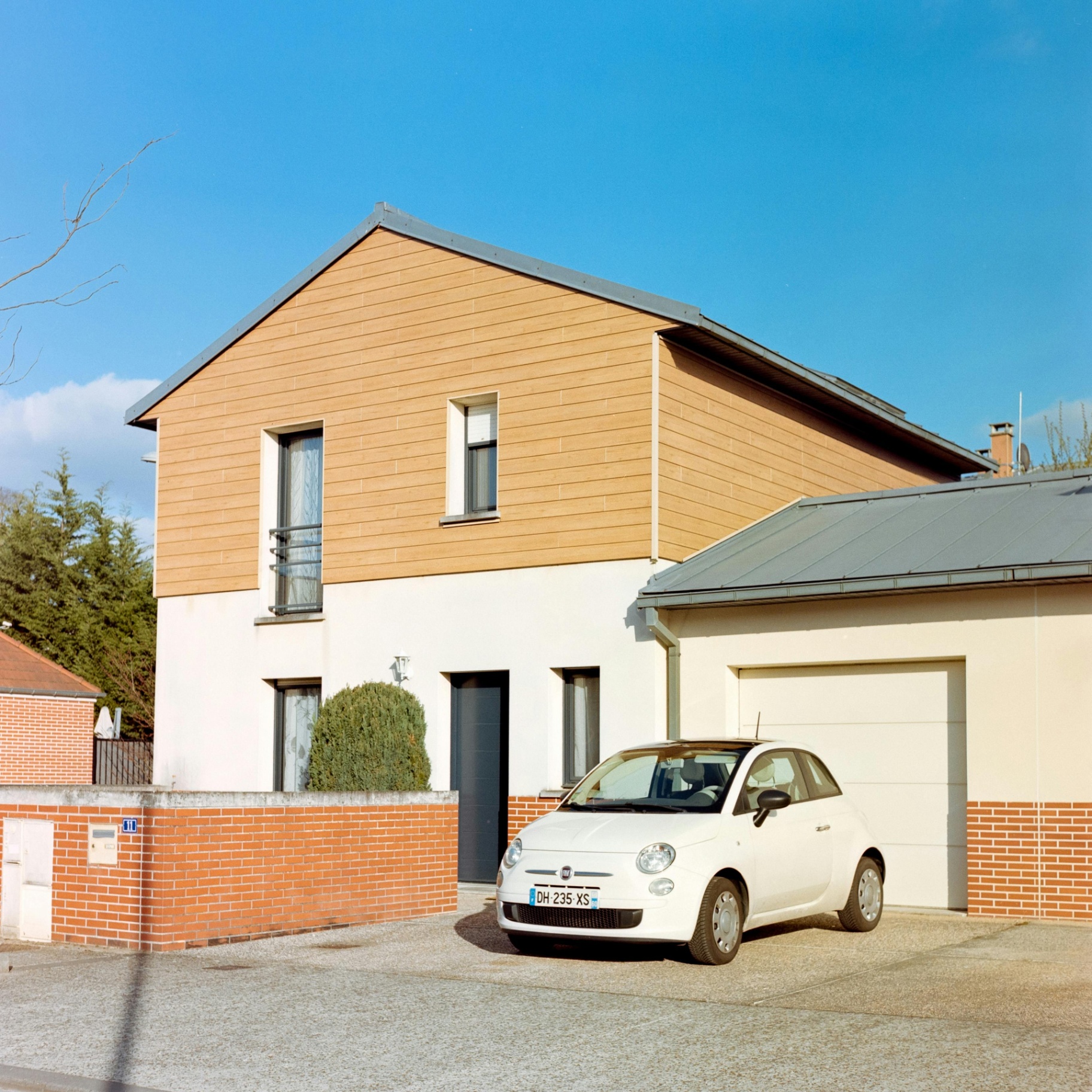 Maison individuelle rénovée avec bardage bois et façade isolée par DMM Habitat